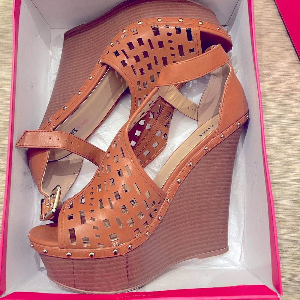 Shoedazzle tan wedge size 11